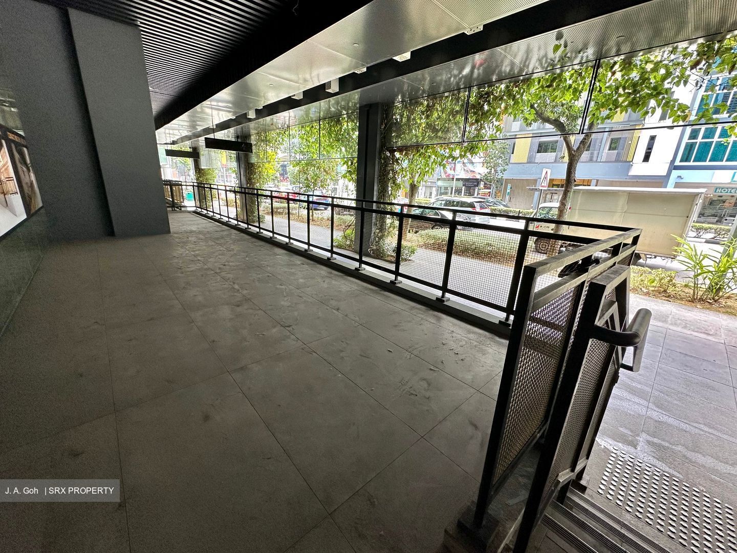 Middle Road (D7), Retail #523110591